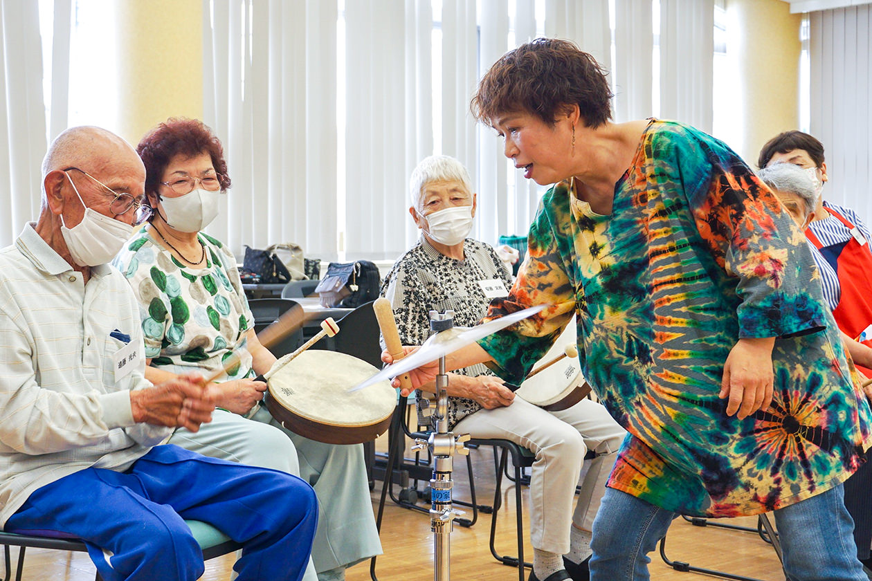 音楽療法「みゅうじっくぼうる」で歌と楽器演奏を楽しむの写真