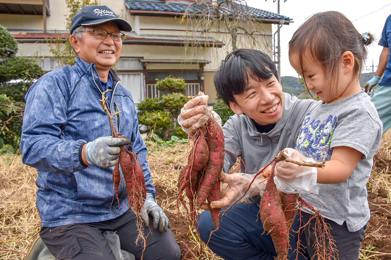 10月26日 玉川地区 サツマイモ掘り大会の写真