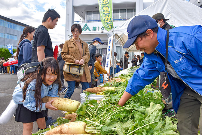 新鮮な地場農畜産物が大人気の写真