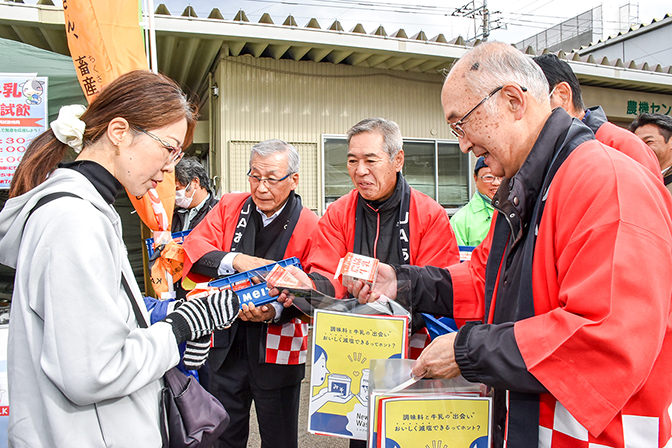 牛乳の無料配布で地域の畜産業をPRの写真