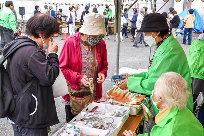 荻野地区「荻野手芸部」が手作りの手芸品販売を実施の写真