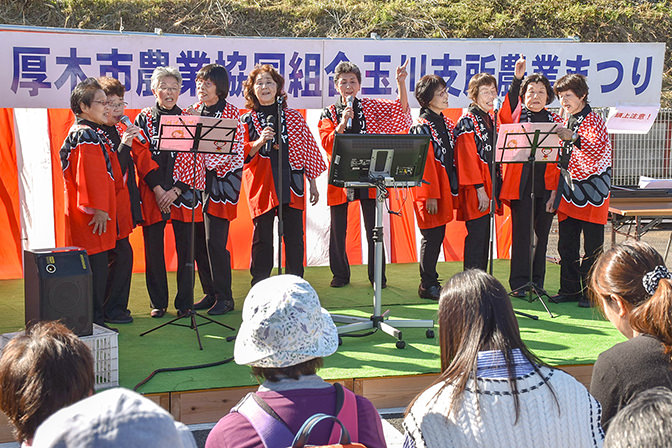 玉川地区 大正琴やカラオケで会場を盛り上げた演芸発表会の写真