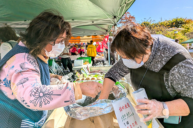 清川地区 特産品「清川茶」の詰め放題が大人気の写真