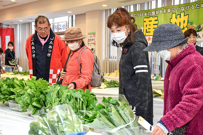 相川地区 地場農産物や加工品が並んだ農産物品評会の写真