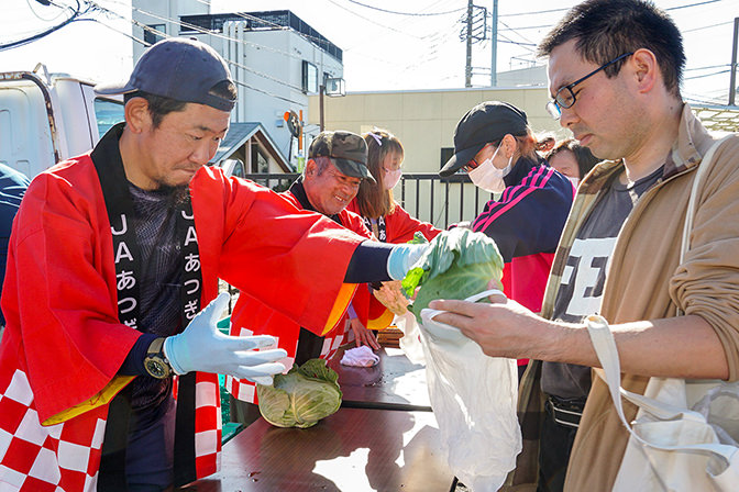 睦合地区 毎年人気の青壮年部による野菜の無料配布の写真