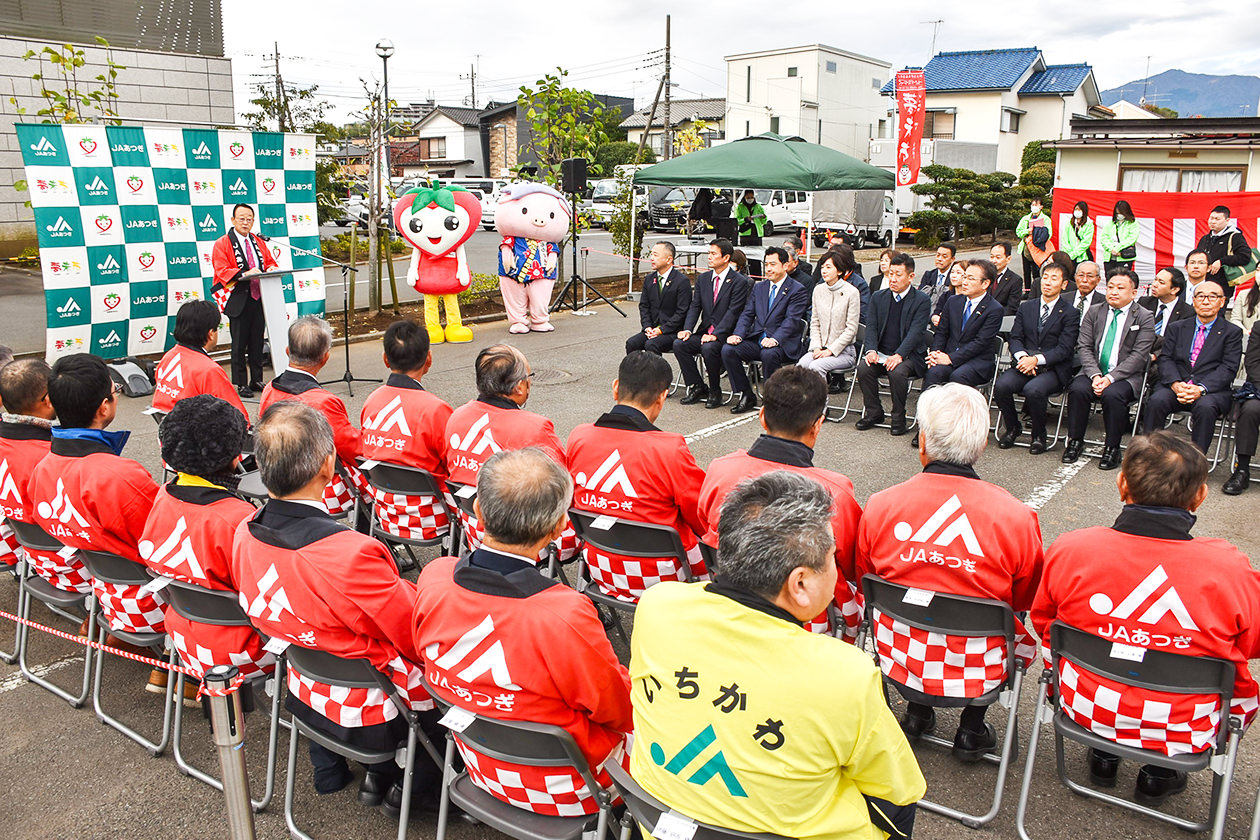 商品をPRする岩澤村長の写真