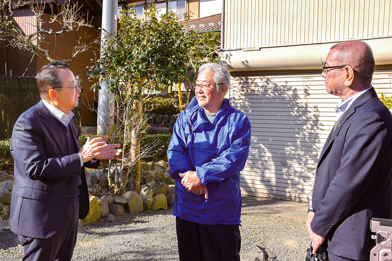 総代（中）と意見交換を行う大貫組合長（左）の写真